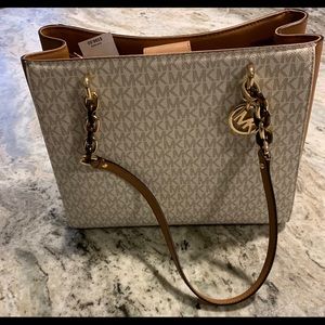 NWT Michael Kors Large Sofia Tote bag. Vanilla/Acn